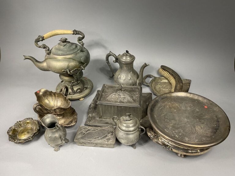 Mannette de métal argenté ou étain dont théière, réchaud, verseuse, saucière, b…
