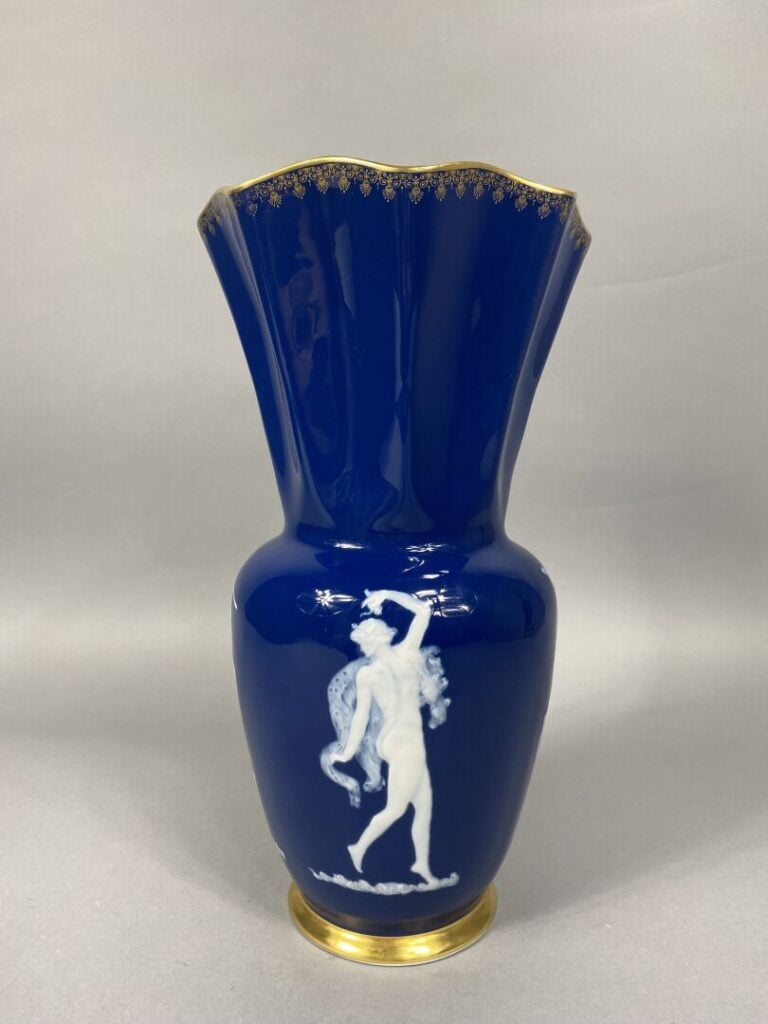 Marcel HAUTFRIASSE à LIMOGES - Vase balustre en barbotine à haut col chantourné…