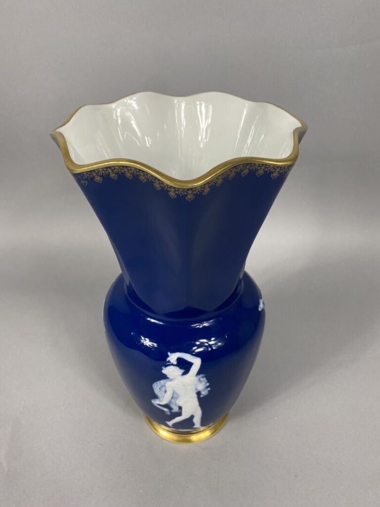 Marcel HAUTFRIASSE à LIMOGES - Vase balustre en barbotine à haut col chantourné…