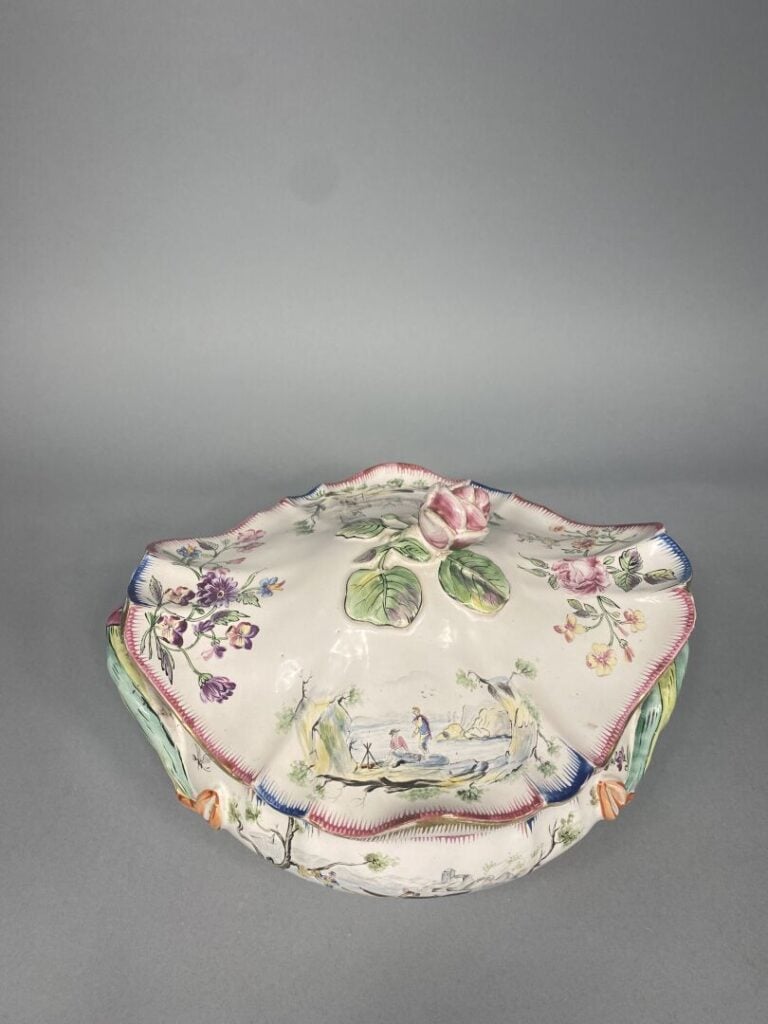 MARSEILLE, Veuve-Perrin - Soupière en faïence à décor polychrome de scènes anim…