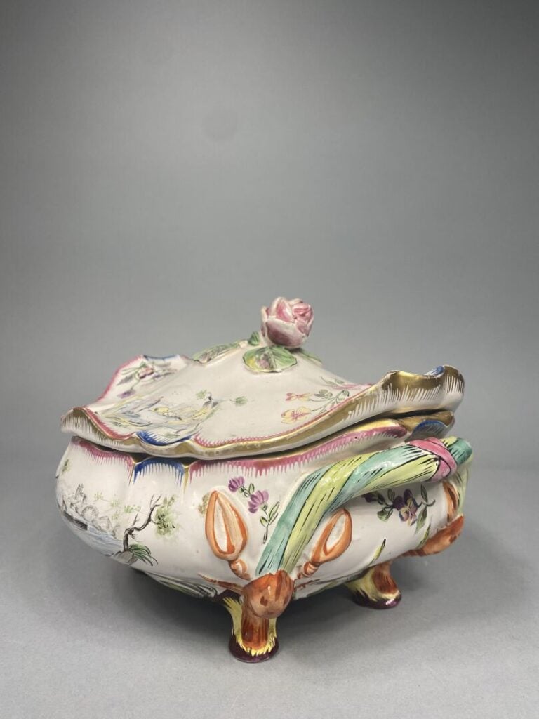 MARSEILLE, Veuve-Perrin - Soupière en faïence à décor polychrome de scènes anim…