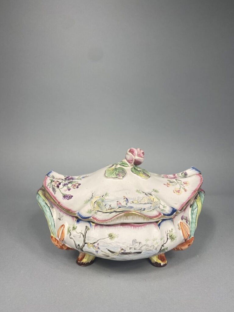 MARSEILLE, Veuve-Perrin - Soupière en faïence à décor polychrome de scènes anim…