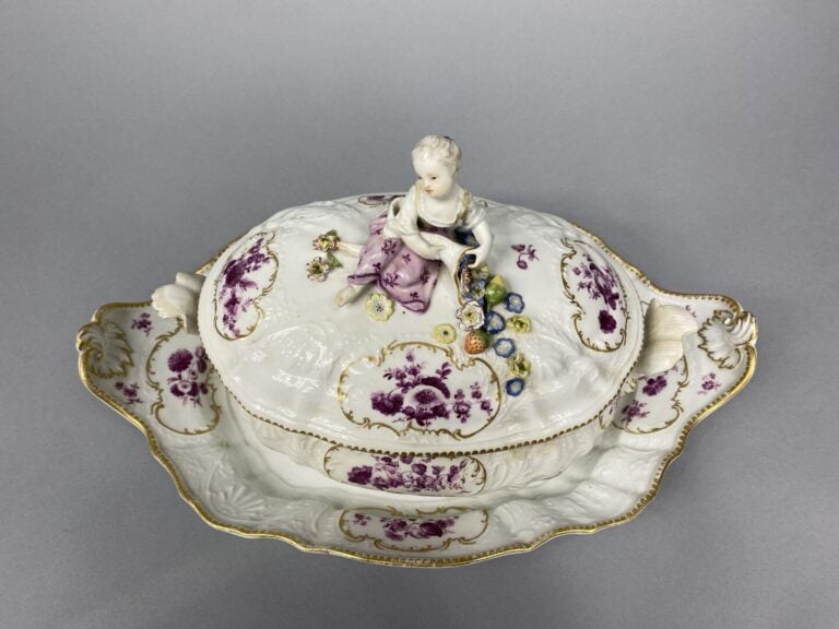 MEISSEN, dans le goût - Terrine avec son plat en faïence à décor floral en cama…