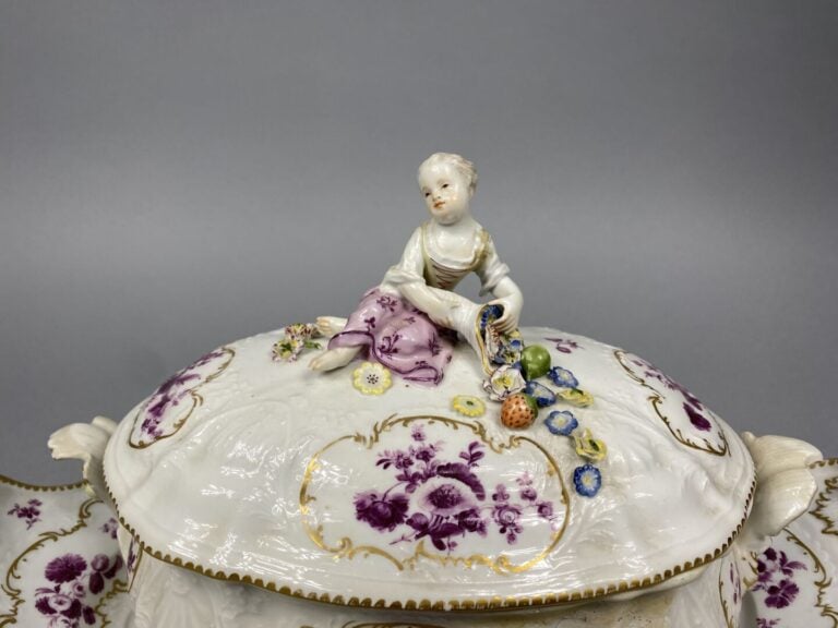 MEISSEN, dans le goût - Terrine avec son plat en faïence à décor floral en cama…