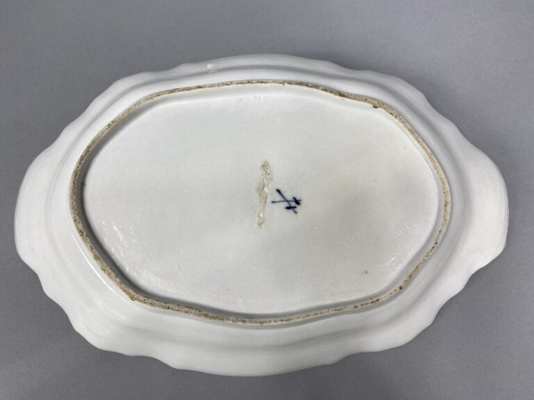 MEISSEN, dans le goût - Terrine avec son plat en faïence à décor floral en cama…
