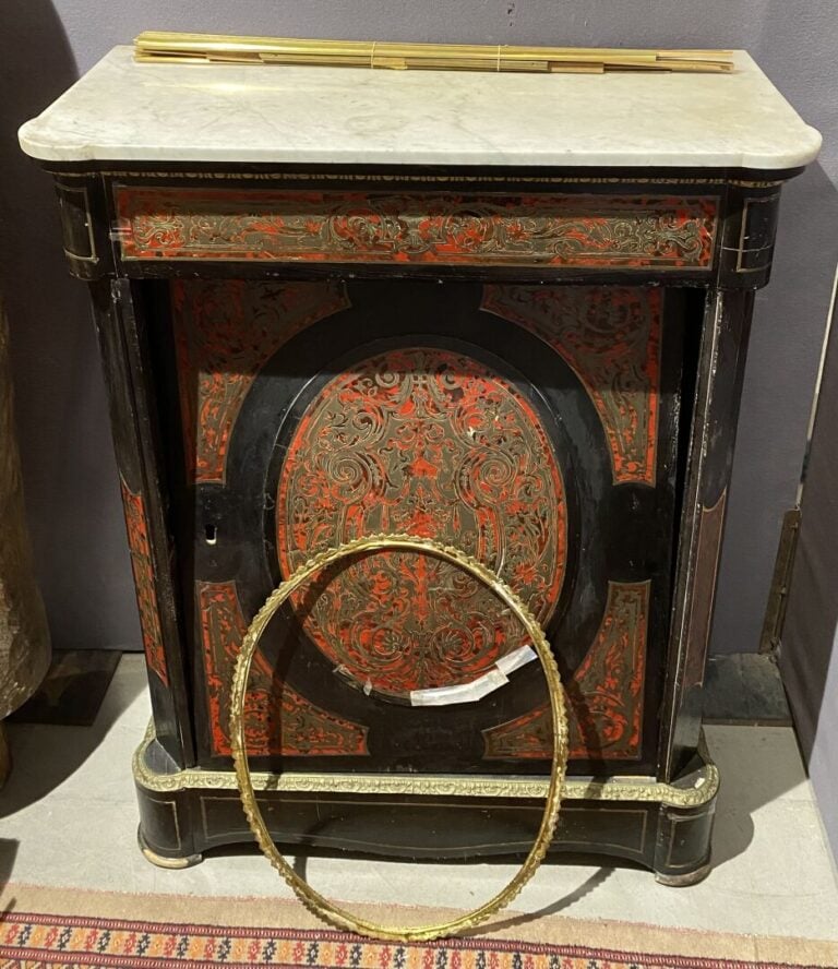 Meuble d'entre-deux en bois noirci à décor de marqueterie dite Boulle ouvrant à…