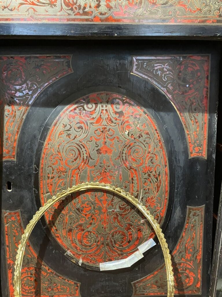 Meuble d'entre-deux en bois noirci à décor de marqueterie dite Boulle ouvrant à…