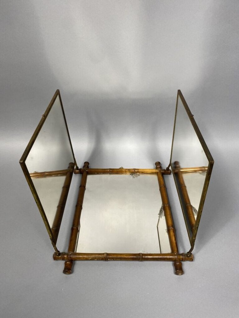 Miroir triptyque de table en bois imitant le bambou et laiton doré à décor de s…