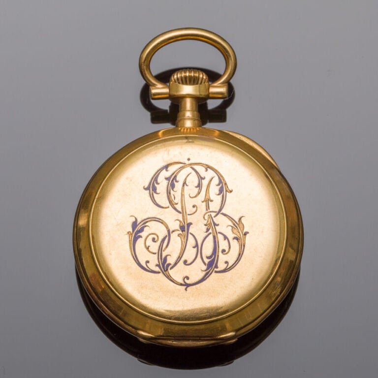 MONTRE de POCHE en or jaune (750‰) monogrammé orné d'émail bleu (manques). Cadr…