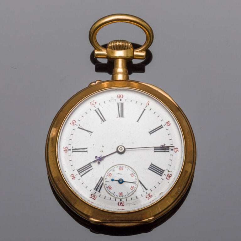 MONTRE de POCHE en or jaune (750‰) monogrammé orné d'émail bleu (manques). Cadr…