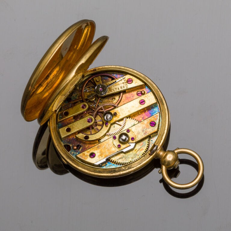 OMEGA - MONTRE de POCHE et sa CHAINE GILETIERE en métal guilloché. Cadran silve…