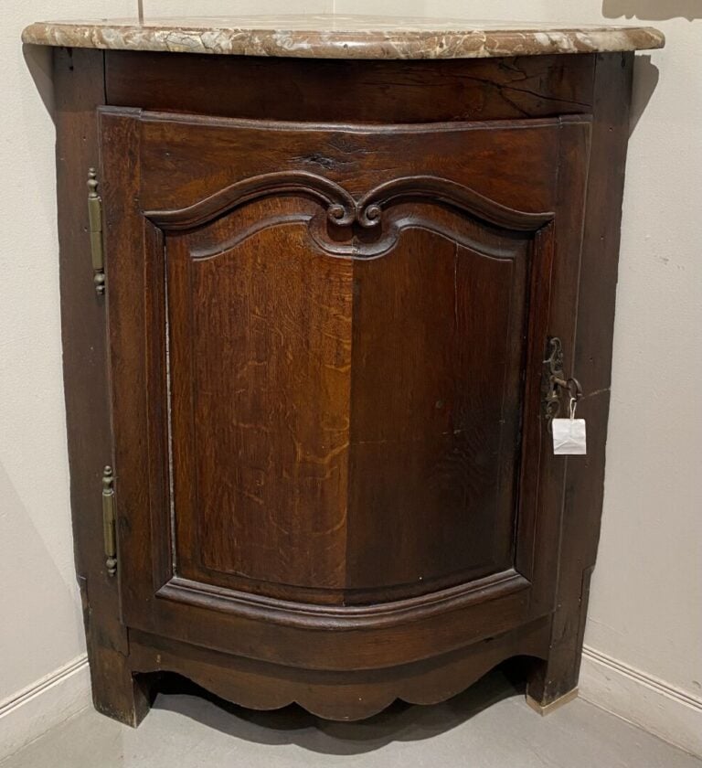 Paire d'encoignures en chêne mouluré et sculpté d'enroulements ouvrant à une po…