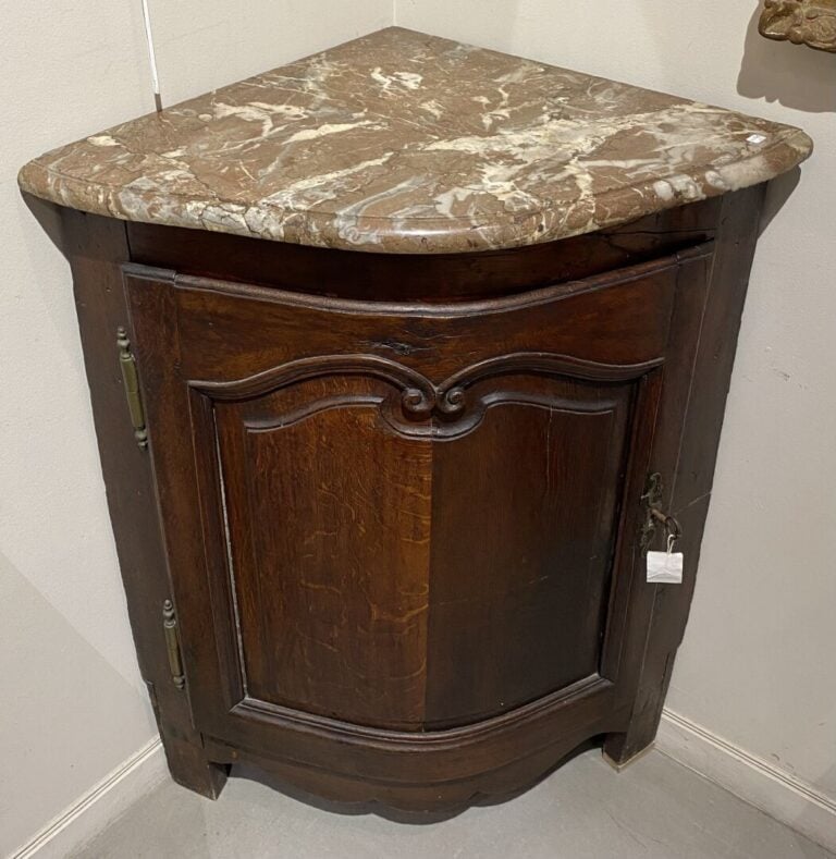 Paire d'encoignures en chêne mouluré et sculpté d'enroulements ouvrant à une po…