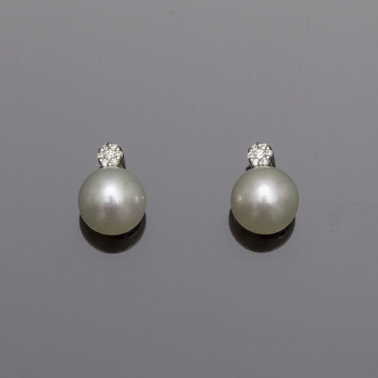 Paire de BOUCLES d'OREILLES en or gris (750‰) serti de petits diamants taille b…