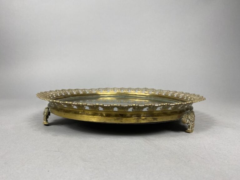 Paire de bougeoirs en bronze, le fût en forme de chimère soutenant le binet - O…