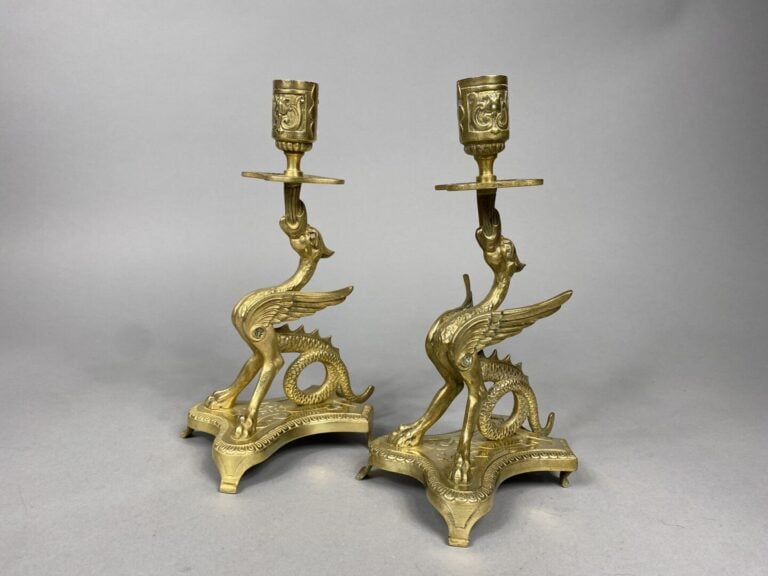 Paire de bougeoirs en bronze, le fût en forme de chimère soutenant le binet - O…