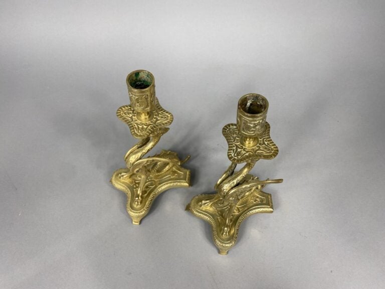 Paire de bougeoirs en bronze, le fût en forme de chimère soutenant le binet - O…