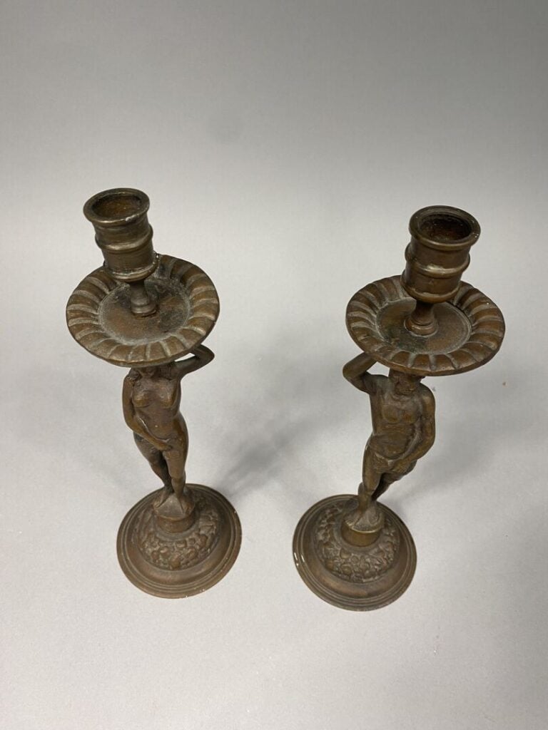 Paire de bougeoirs en bronze patiné brun représentant Adam et Eve, dans le goût…