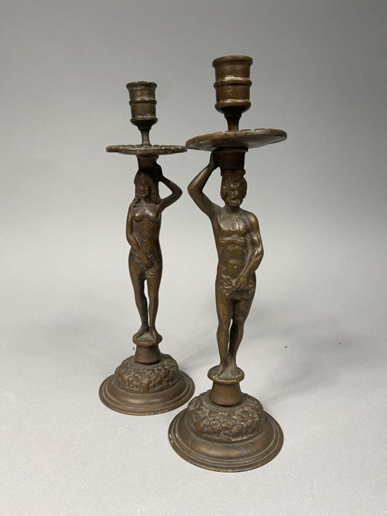 Paire de bougeoirs en bronze patiné brun représentant Adam et Eve, dans le goût…