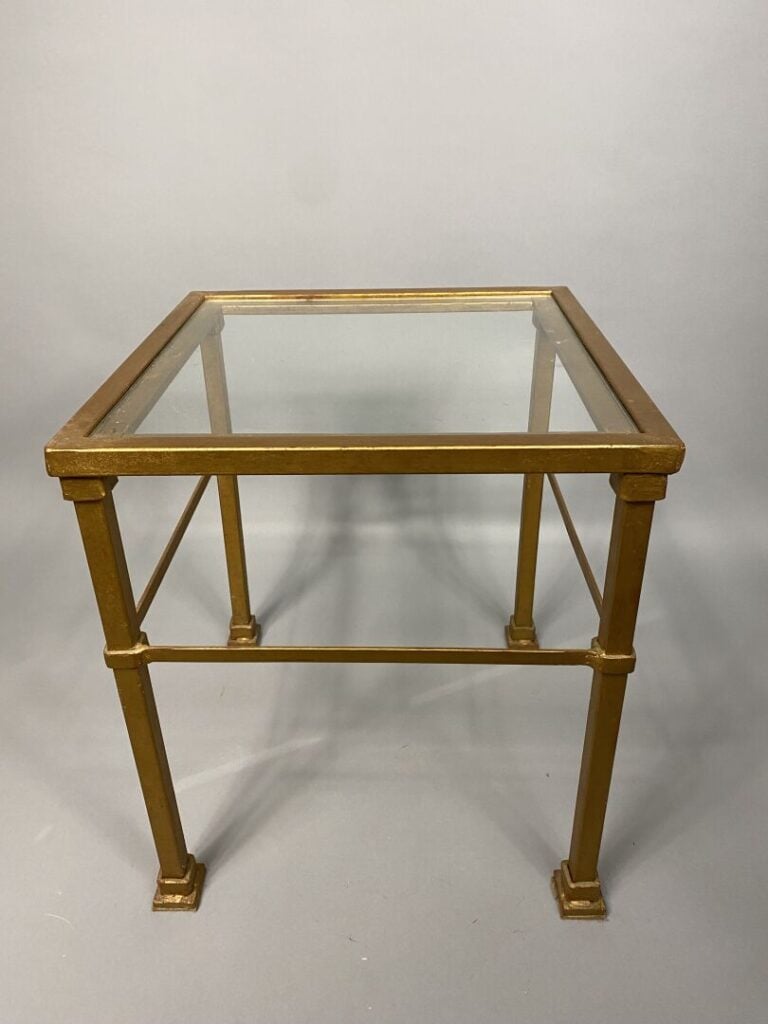 Paire de bout de canapé de forme carrée en métal doré et plateau de verre - 46…