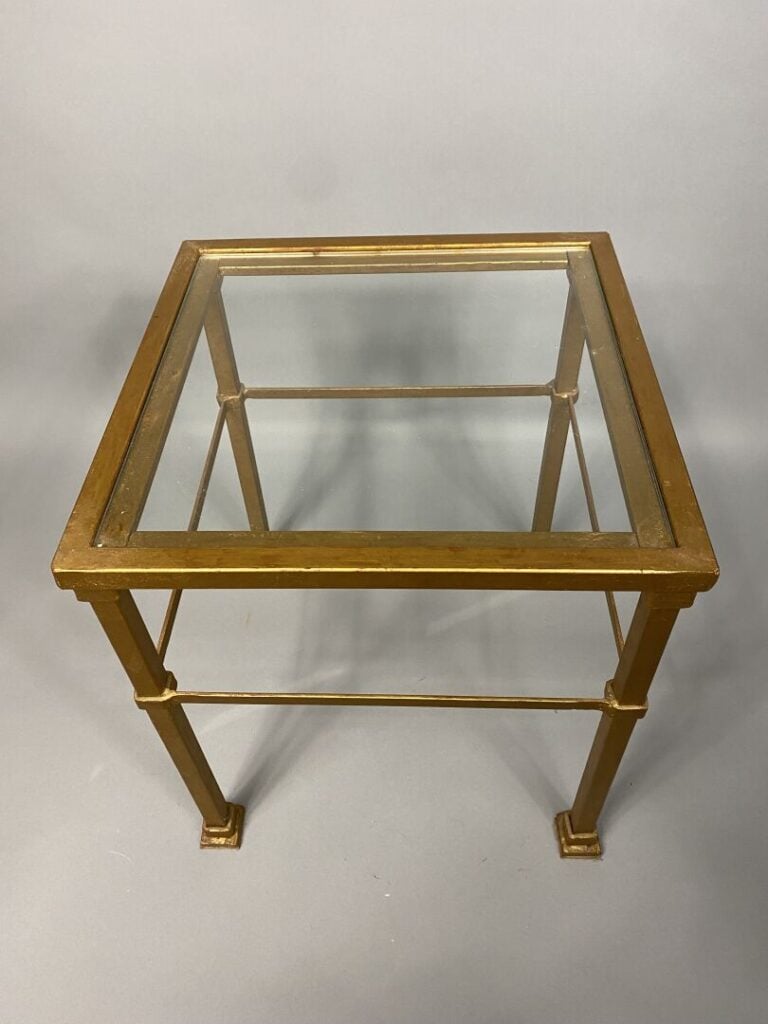 Paire de bout de canapé de forme carrée en métal doré et plateau de verre - 46…