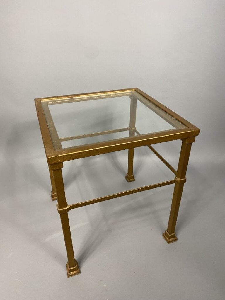 Paire de bout de canapé de forme carrée en métal doré et plateau de verre - 46…