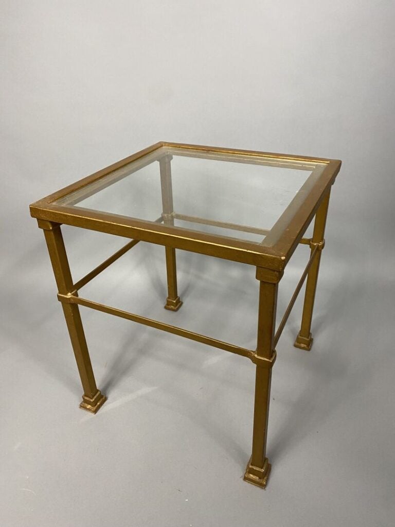 Paire de bout de canapé de forme carrée en métal doré et plateau de verre - 46…