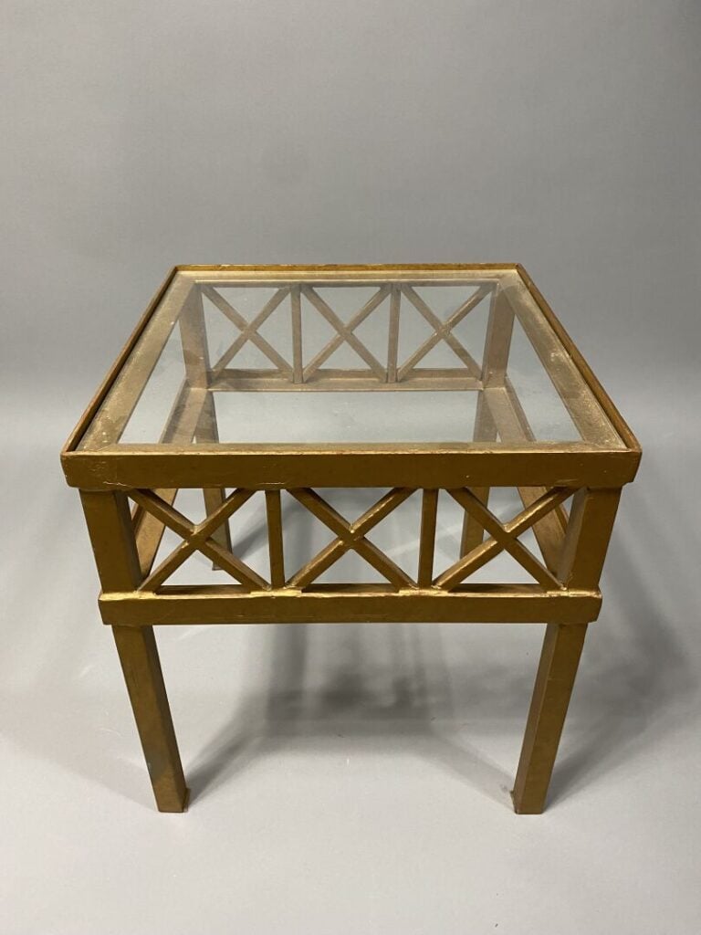 Paire de bouts de canapé de forme carrée en métal doré et plateau de verre, la…