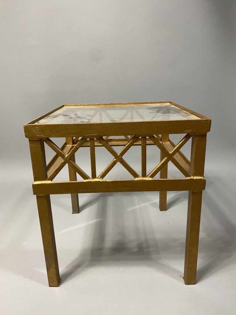 Paire de bouts de canapé de forme carrée en métal doré et plateau de verre, la…