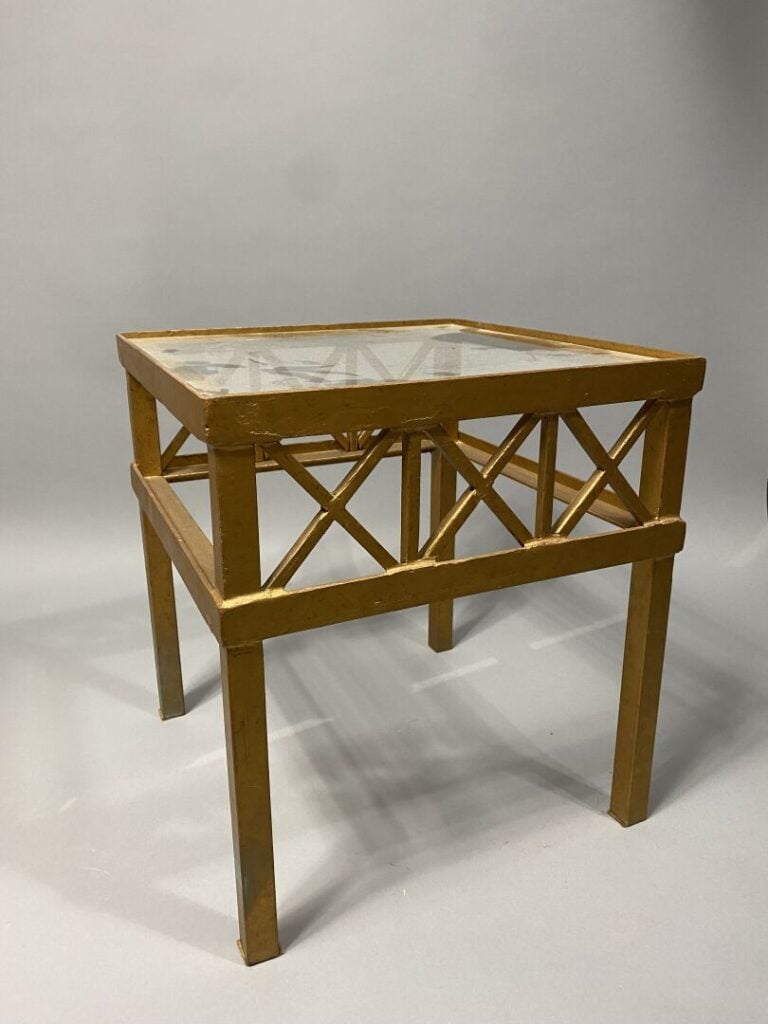 Paire de bouts de canapé de forme carrée en métal doré et plateau de verre, la…