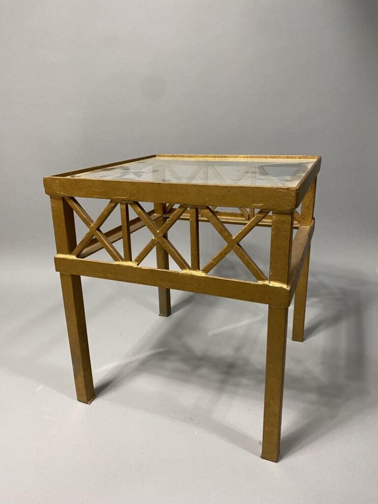 Paire de bouts de canapé de forme carrée en métal doré et plateau de verre, la…