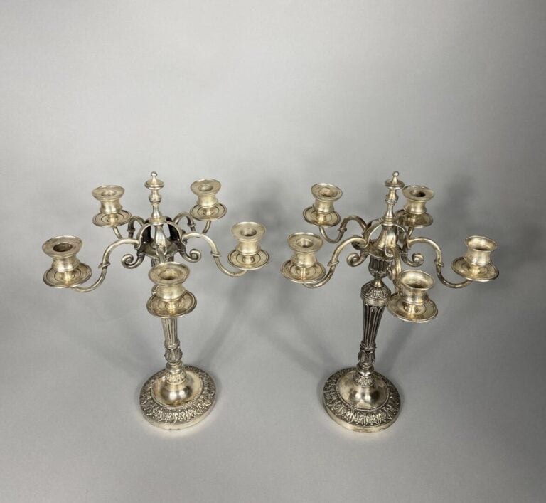 Paire de chandeliers à cinq bras de lumière en métal argenté, le fût à canaux,…