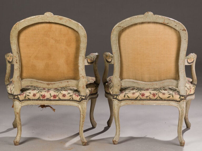Paire de fauteuils à dossier à la Reine en bois mouluré sculpté relaqué gris ;…