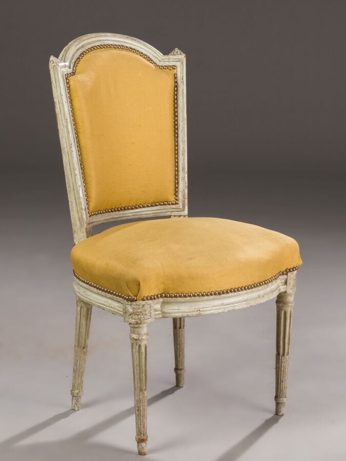 Paire de fauteuils à dossier à la Reine en bois mouluré sculpté relaqué gris ;…