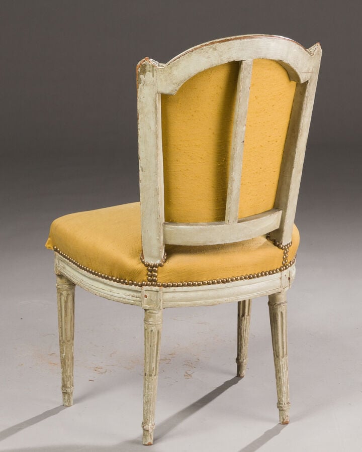 Paire de fauteuils à dossier à la Reine en bois mouluré sculpté relaqué gris ;…