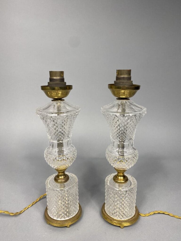 Paire de pieds de lampe en forme de vase balustre en cristal taillé et monture…