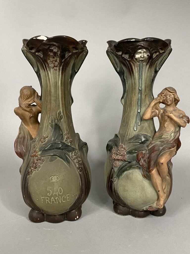 Paire de vases en plâtre polychrome patiné à décor sculpté en ronde-bosse de je…