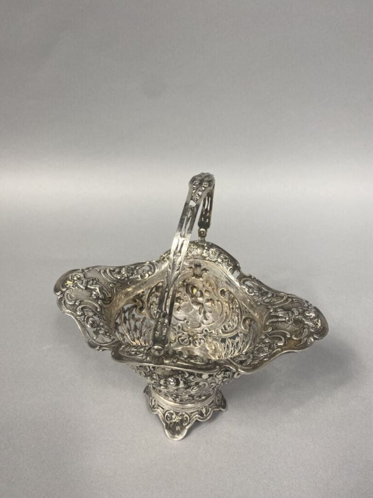 Panier en argent (925) à décor de putti et enroulements feuillagés - Poids : 32…
