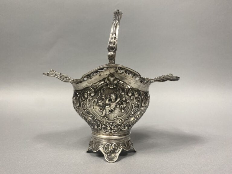 Panier en argent (925) à décor de putti et enroulements feuillagés - Poids : 32…