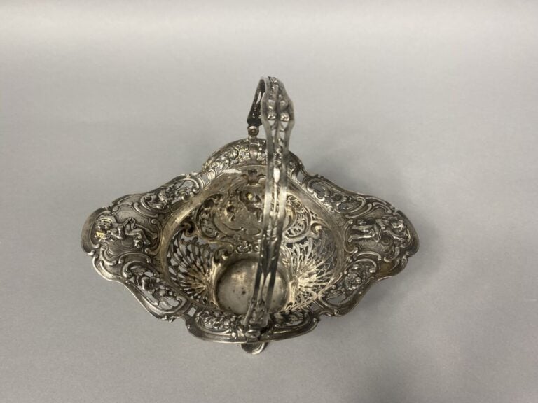 Panier en argent (925) à décor de putti et enroulements feuillagés - Poids : 32…