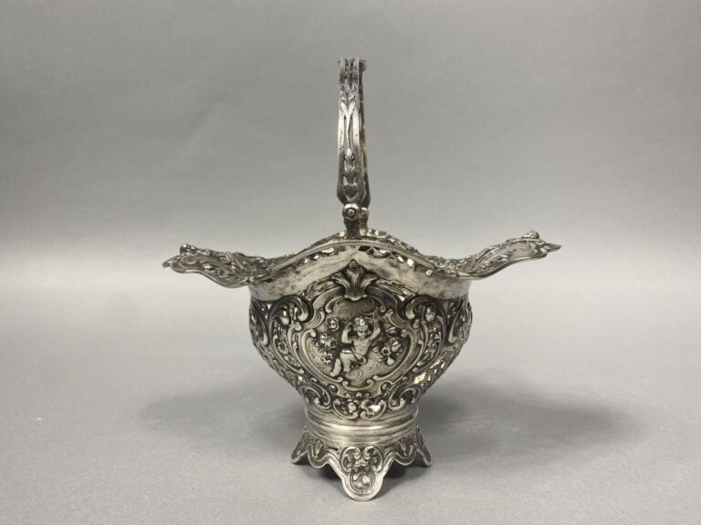 Panier en argent (925) à décor de putti et enroulements feuillagés - Poids : 32…
