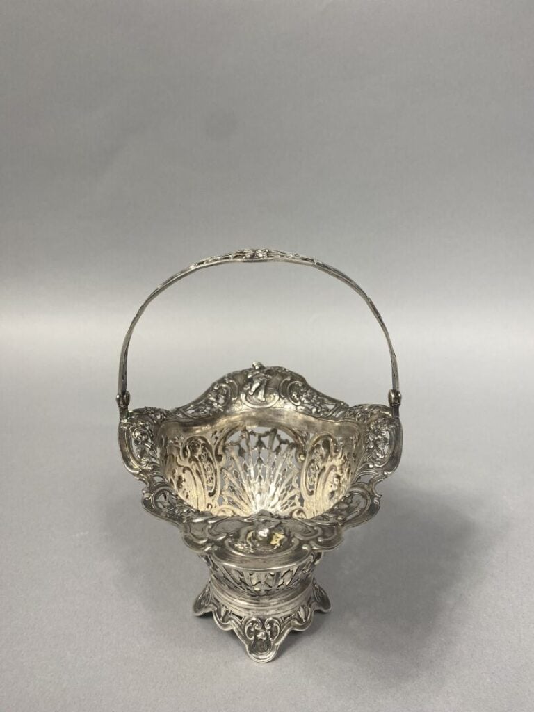 Panier en argent (925) à décor de putti et enroulements feuillagés - Poids : 32…