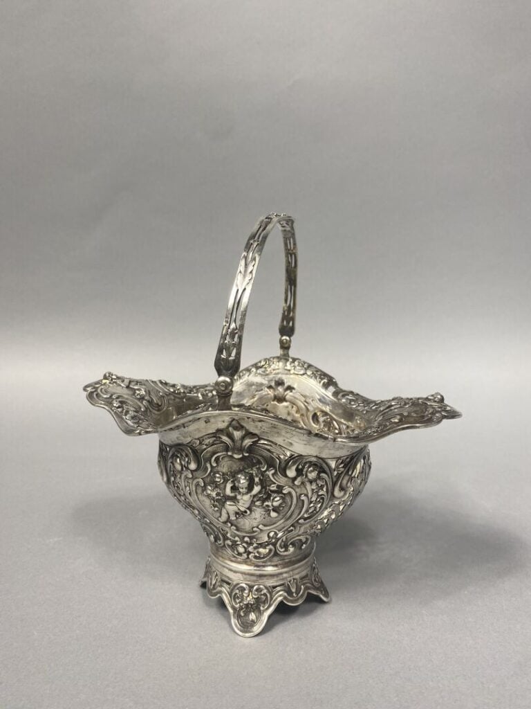 Panier en argent (925) à décor de putti et enroulements feuillagés - Poids : 32…