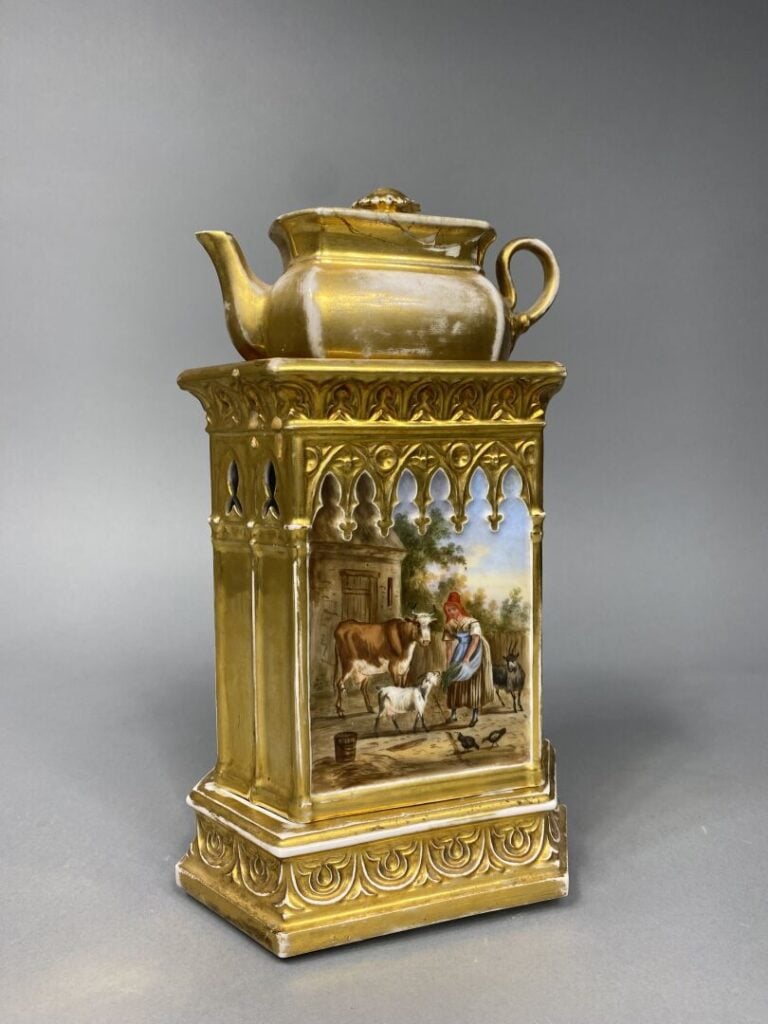 PARIS - Veillleuse tisanière en porcelaine émaillée polychrome et fond doré à d…