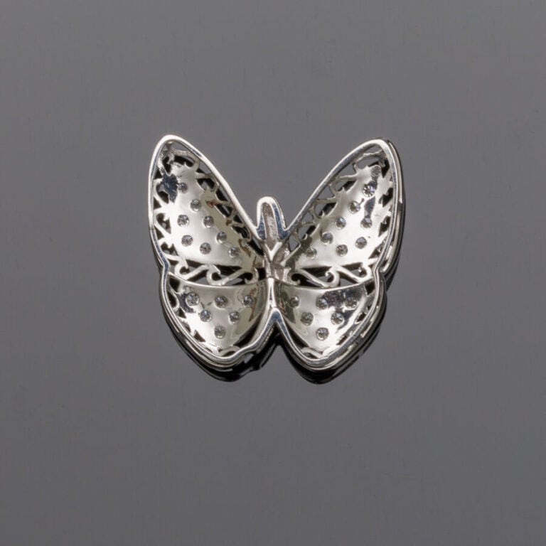 PENDENTIF « papillon » en or gris (750‰) ajouré, serti de diamants taille brill…