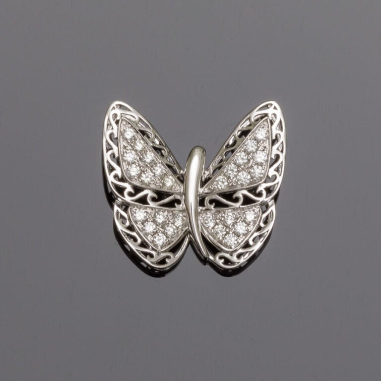 PENDENTIF « papillon » en or gris (750‰) ajouré, serti de diamants taille brill…