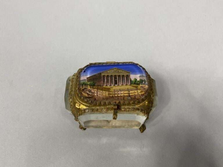 Petit coffret à bijoux en verre et laiton doré, le couvercle est orné d'une vue…