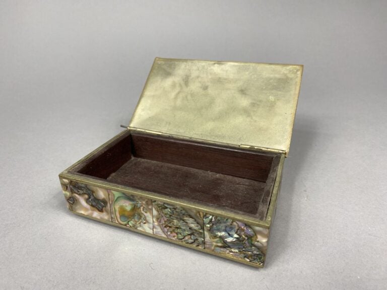 Petite boîte rectangulaire à décor burgauté - 3.5 x 13 x 8 cm - (petits éclats,…