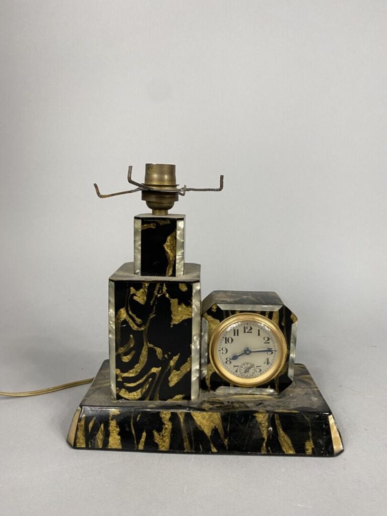 Petite pendulette en métal argenté à décor en relief de frises de fleurs de lys…