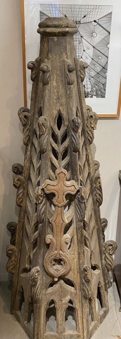 Pinacle surmontant probalement une chaire d'église en bois richement sculpté da…